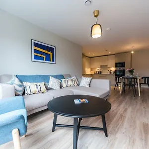 5-star-brand-new-city-centre-apartment.belfasthotelsireland.com/